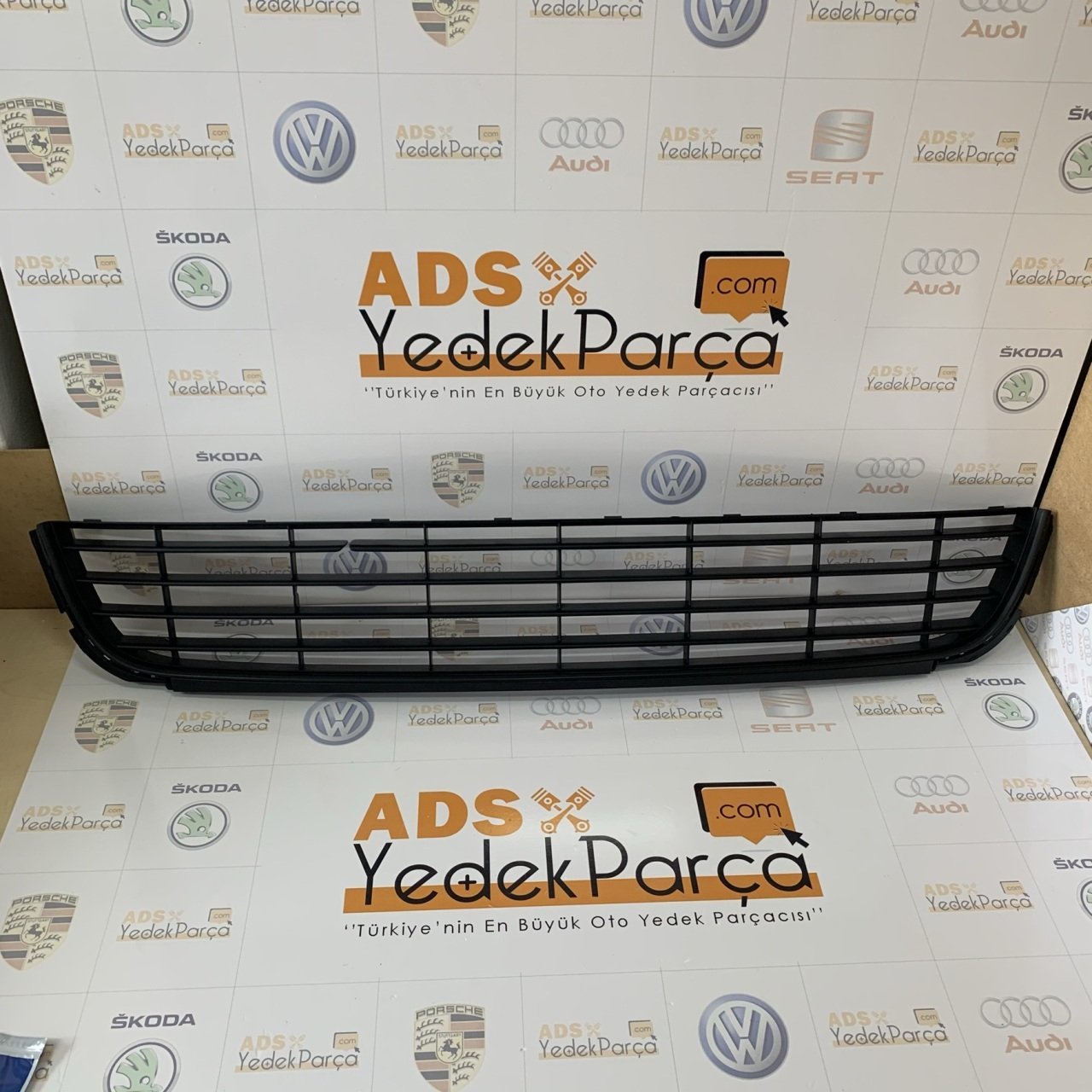 Volkswagen Golf 6 Ön Tampon Orta Izgara Kromsuz Orijinal Tip 5K0853671A