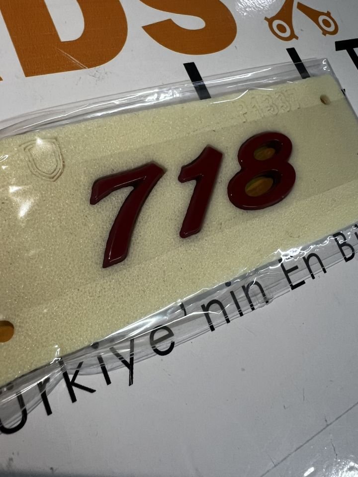 Porsche 718 Yazısı Siyah Kırmızı Krom Renk