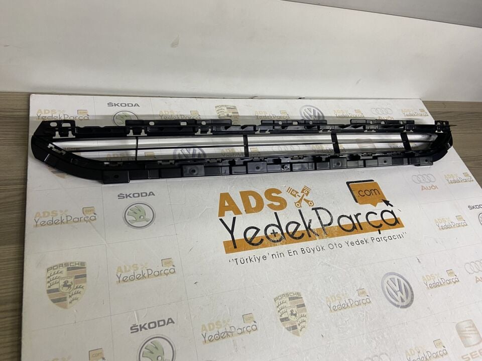 Audi Q3 Ön Tampon Alt Spoyler 2015-2018 8U0807683C