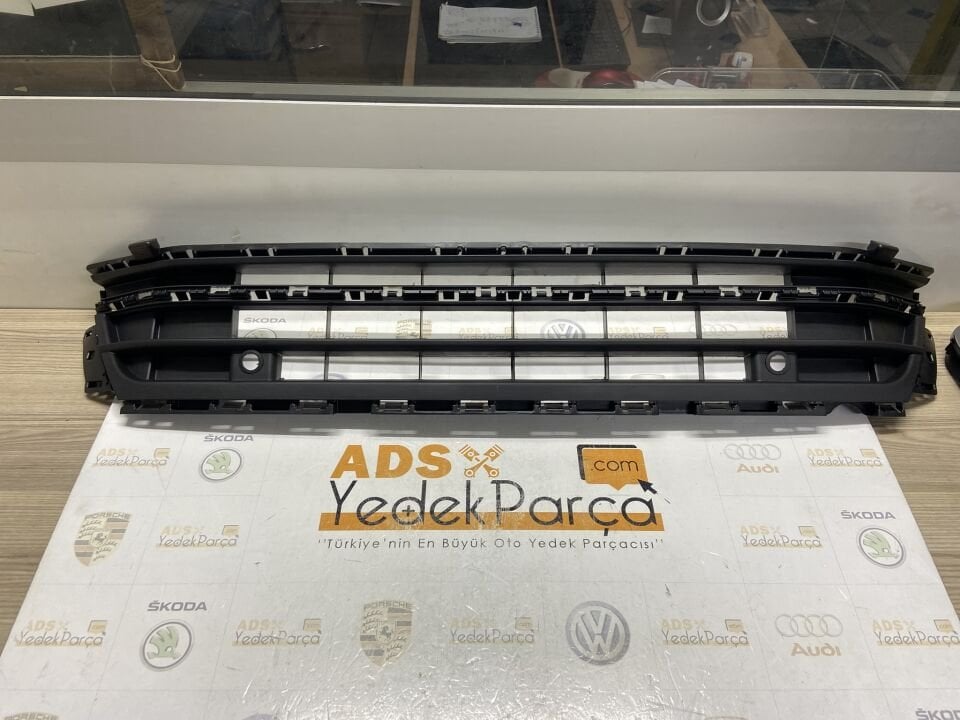 VW Jetta Ön Tampon Orta Izgara 2015-2018 5C6853671P