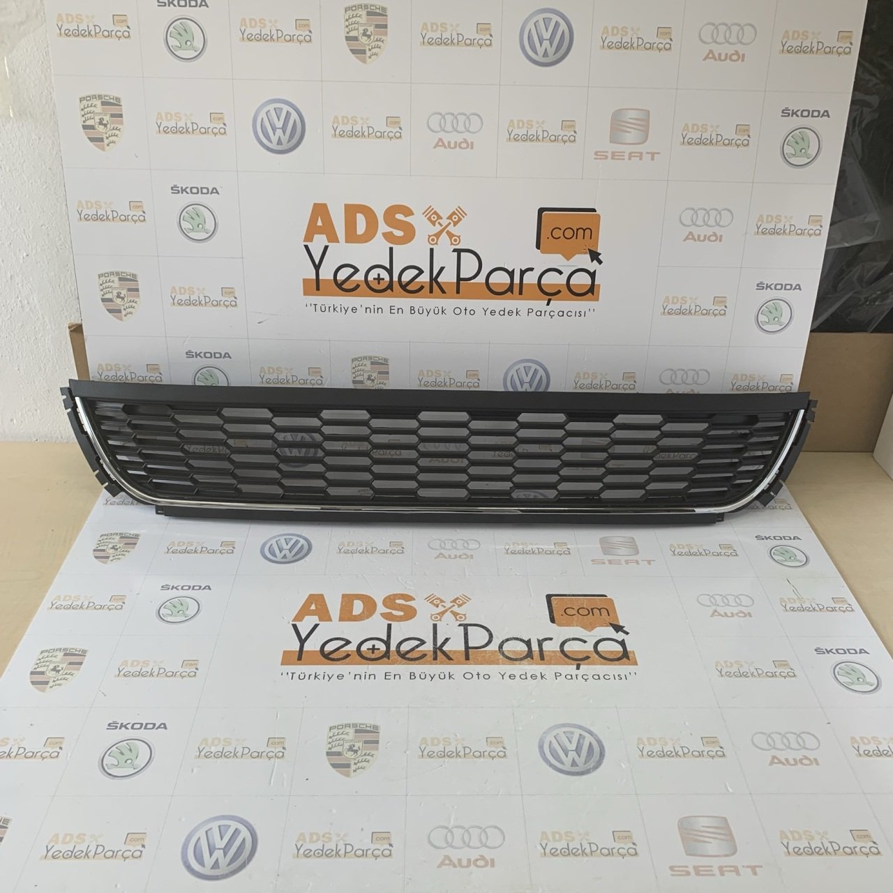 Volkswagen Polo 2009 Sonrası Ön Tampon Orta Izgara Kromlu 6R0853677A