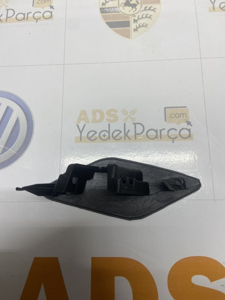 VW Passat 2015 Sonrası Sağ Far Yıkama Kapağı