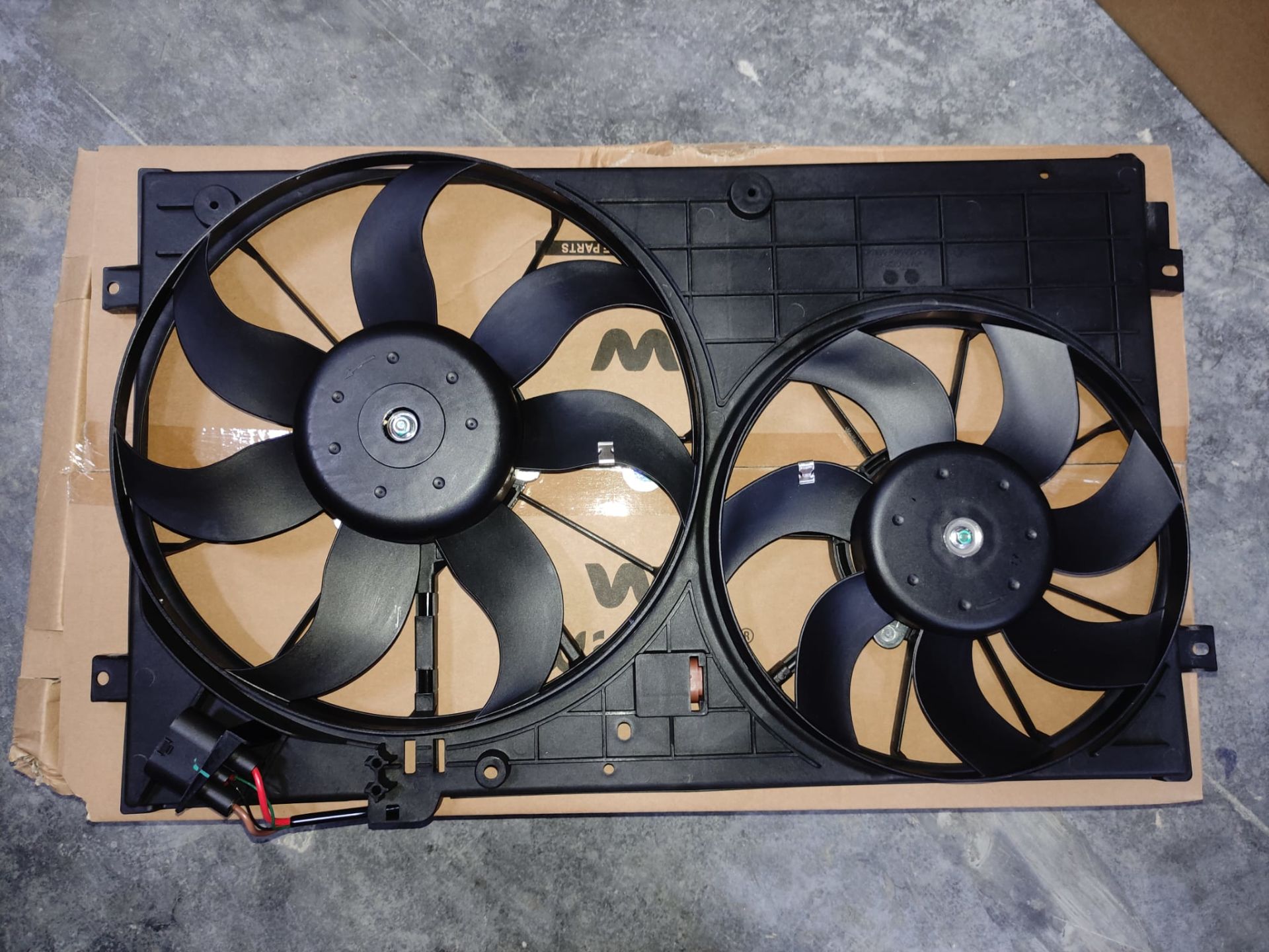 VW GOLF5 JETTA PASSAT LEON 05 >FAN MOTORU DAVLUMBAZLI (360 MM-4 FIS -7 KANAT)