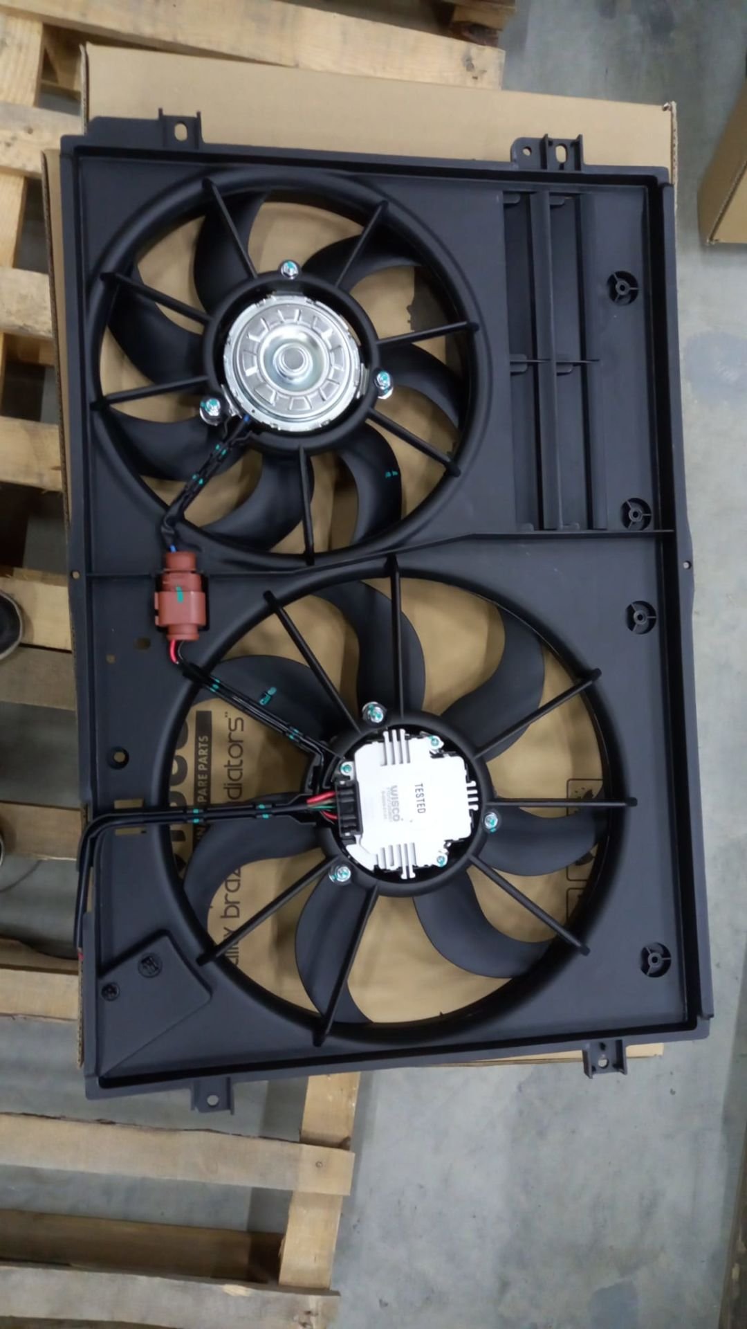 VW GOLF5 JETTA PASSAT LEON 05 >FAN MOTORU DAVLUMBAZLI (360 MM-4 FIS 7 KANAT)