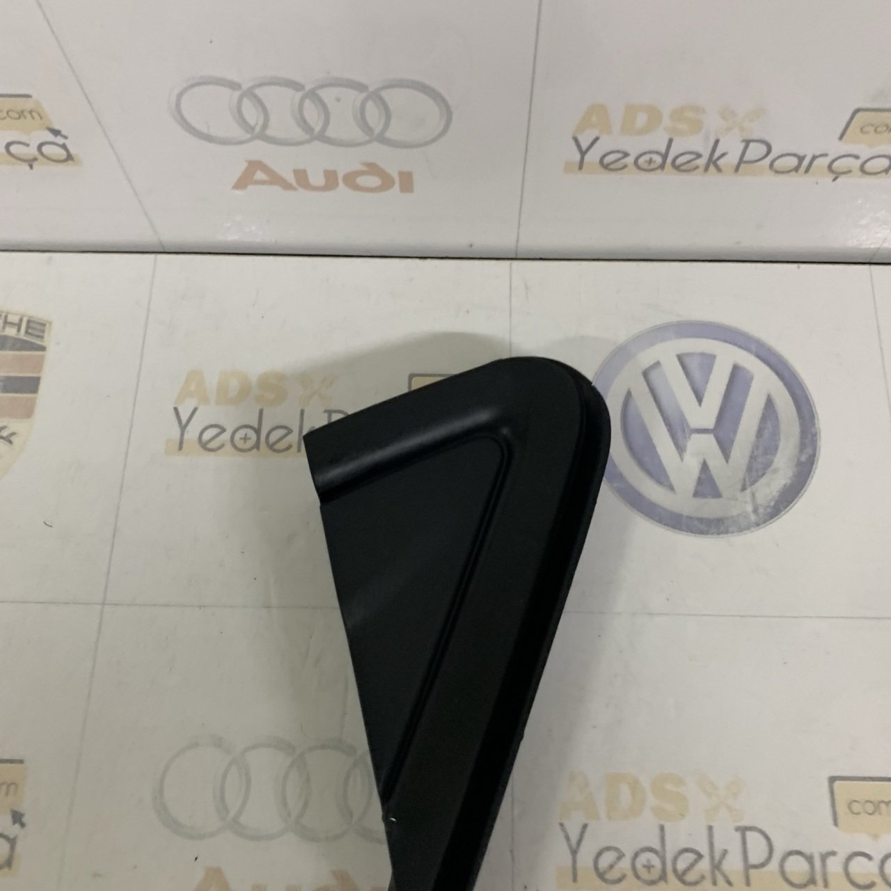 Volkswagen Polo 2018 Sonrası Ayna Dip Çerçevesi Sol İthal