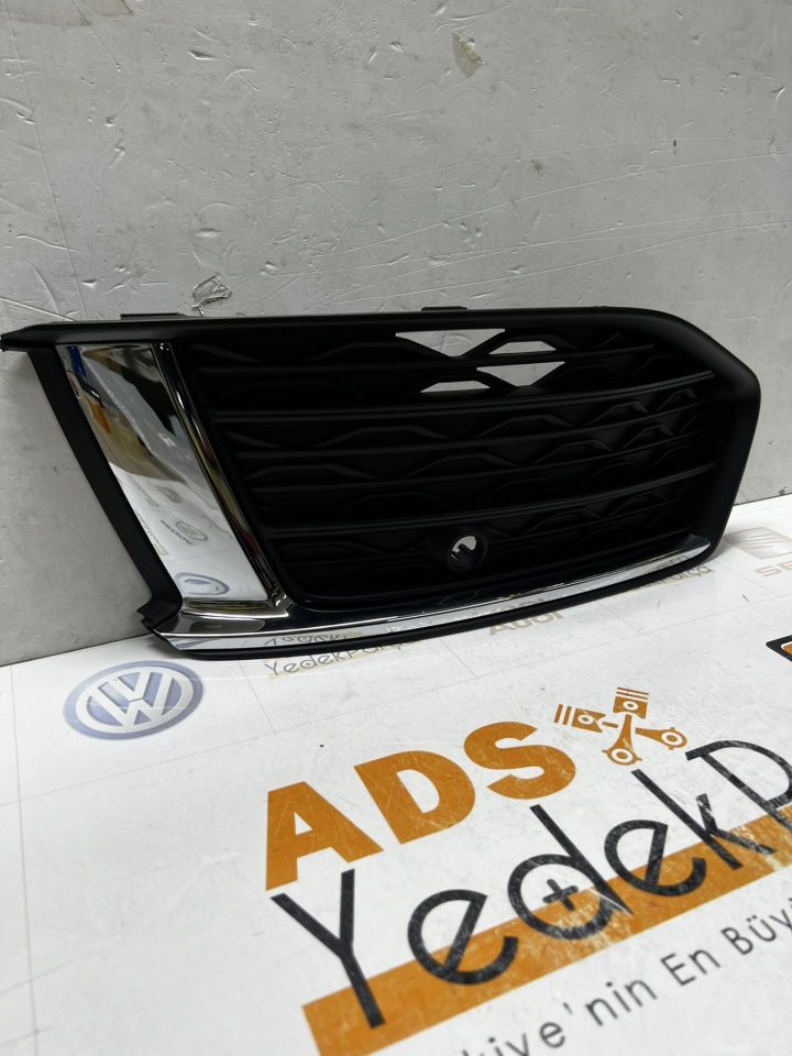 Audi A6 2019 Sonrası Sağ Sis Farı Çerçevesi Kromlu 4K0807648