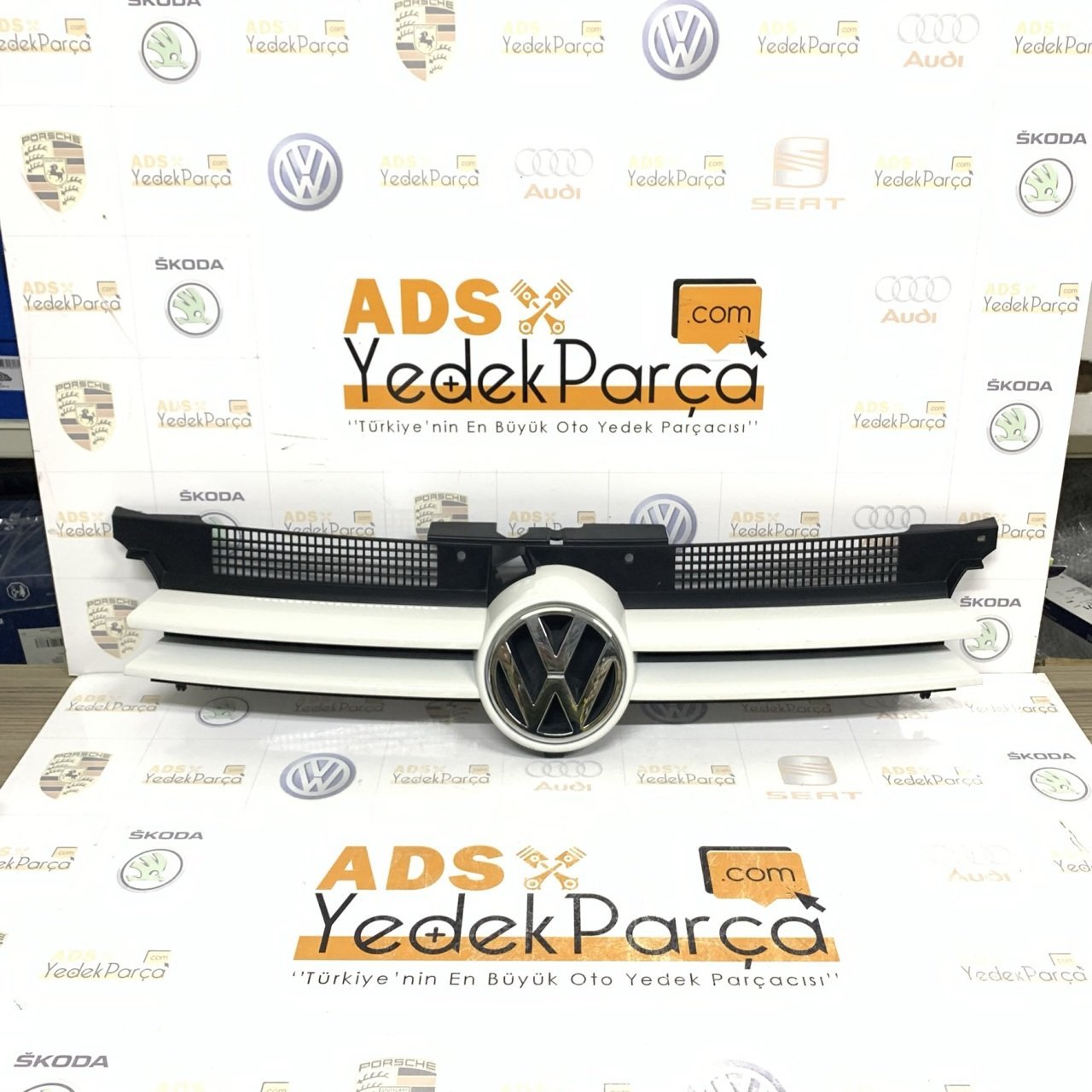 Volkswagen Golf 4 Ön Panjur Beyaz Logolu Orijinal 1J0853653C