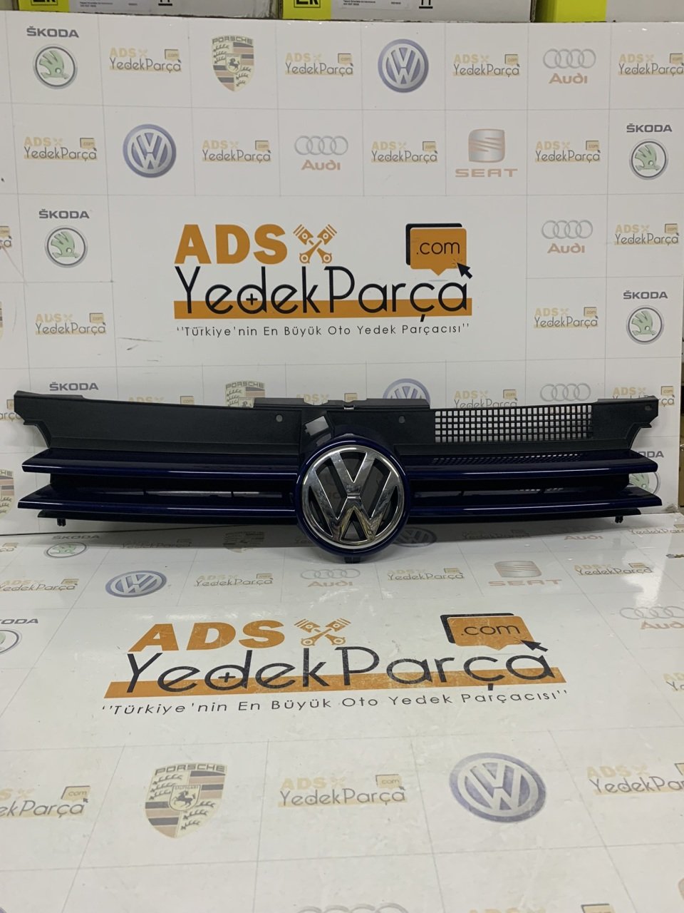 Volkswagen Golf 4 Ön Panjur Mavi Renk Logolu Orijinal 1J0853653C