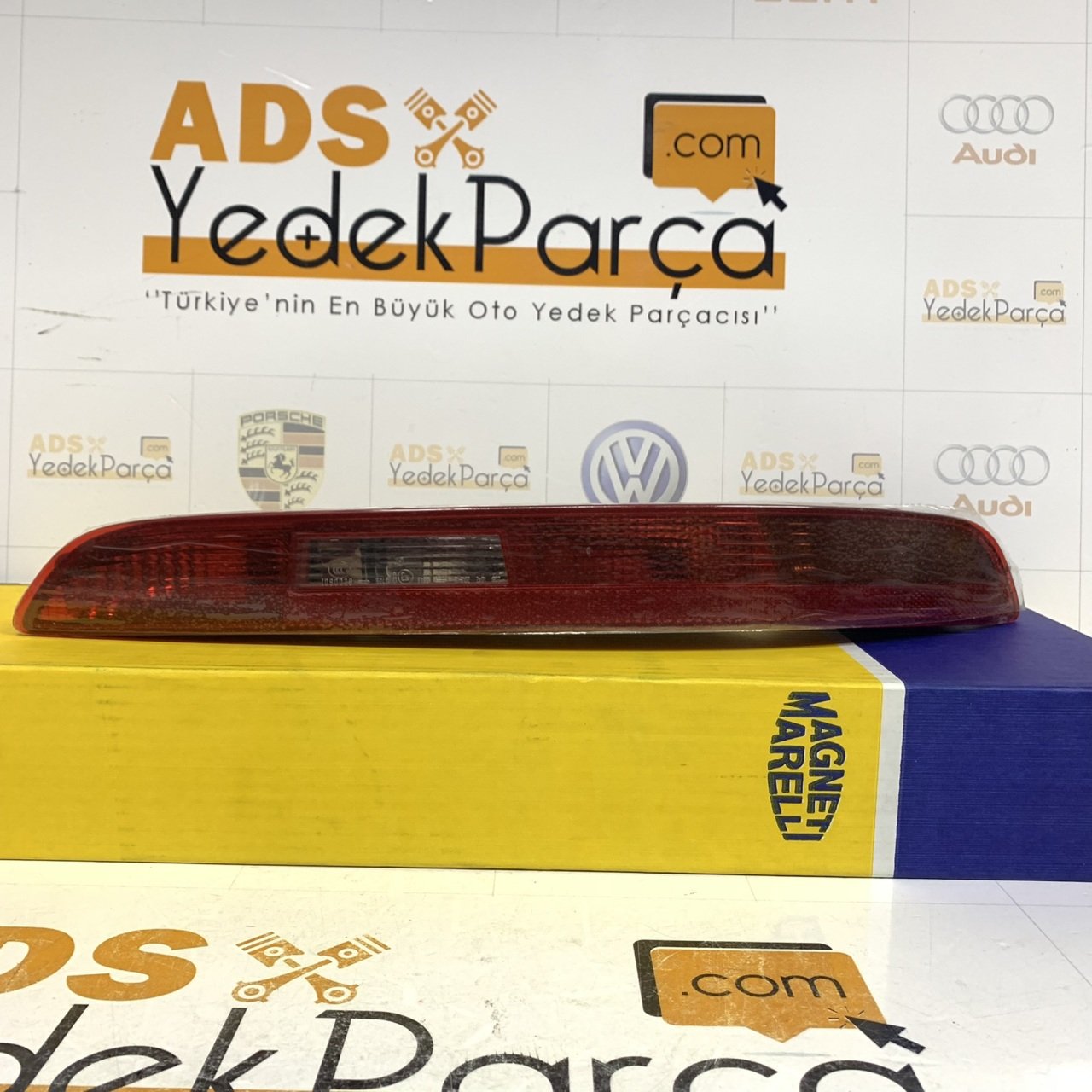 Audi Q3 2012-2014 Sağ Arka Tampon Reflektörü Orijinal Marelli 8U0945096