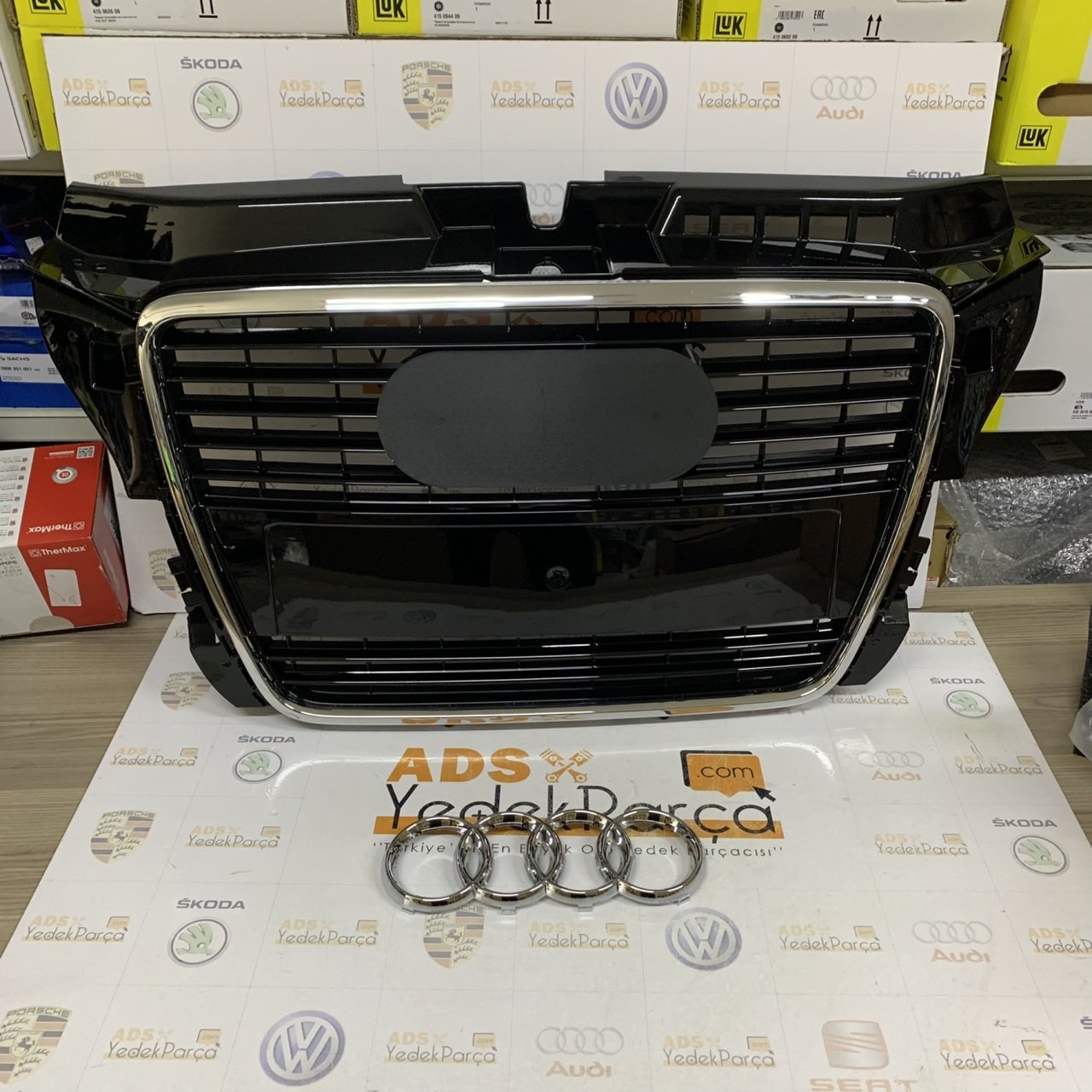 Audi A3 2009 Sonrası Ön Panjur Armalı Piano Black Orijinal 8P0853651M